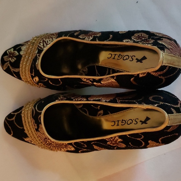 Elegant Black and Gold Heels - Picture 5 of 16